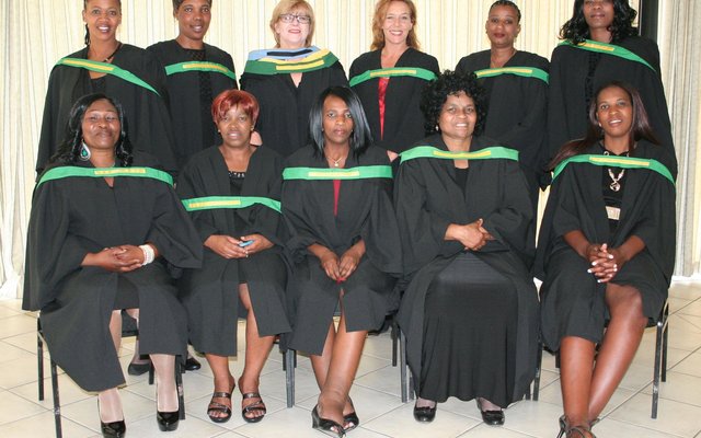 Die Gansbaai-studente, met voor vlnr Callinah Mpemba, Thembeka Mehlo, Thembeka Nkelejane, Ethel Dalasile en Neziswa Nkuba. Agter vlnr is Buzelwa Dongeni, Nandipha Mtanyana, Mimi Laubscher (dosent), Christine van Wyk, Nkosi Apleni en Gcobisa Mbobo. 